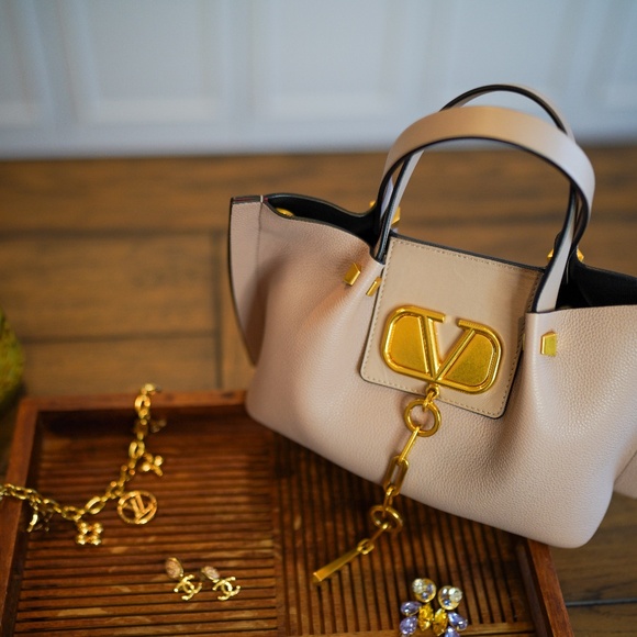 Valentino Garavani VLogo Tote Leather Small - Picture 2 of 16